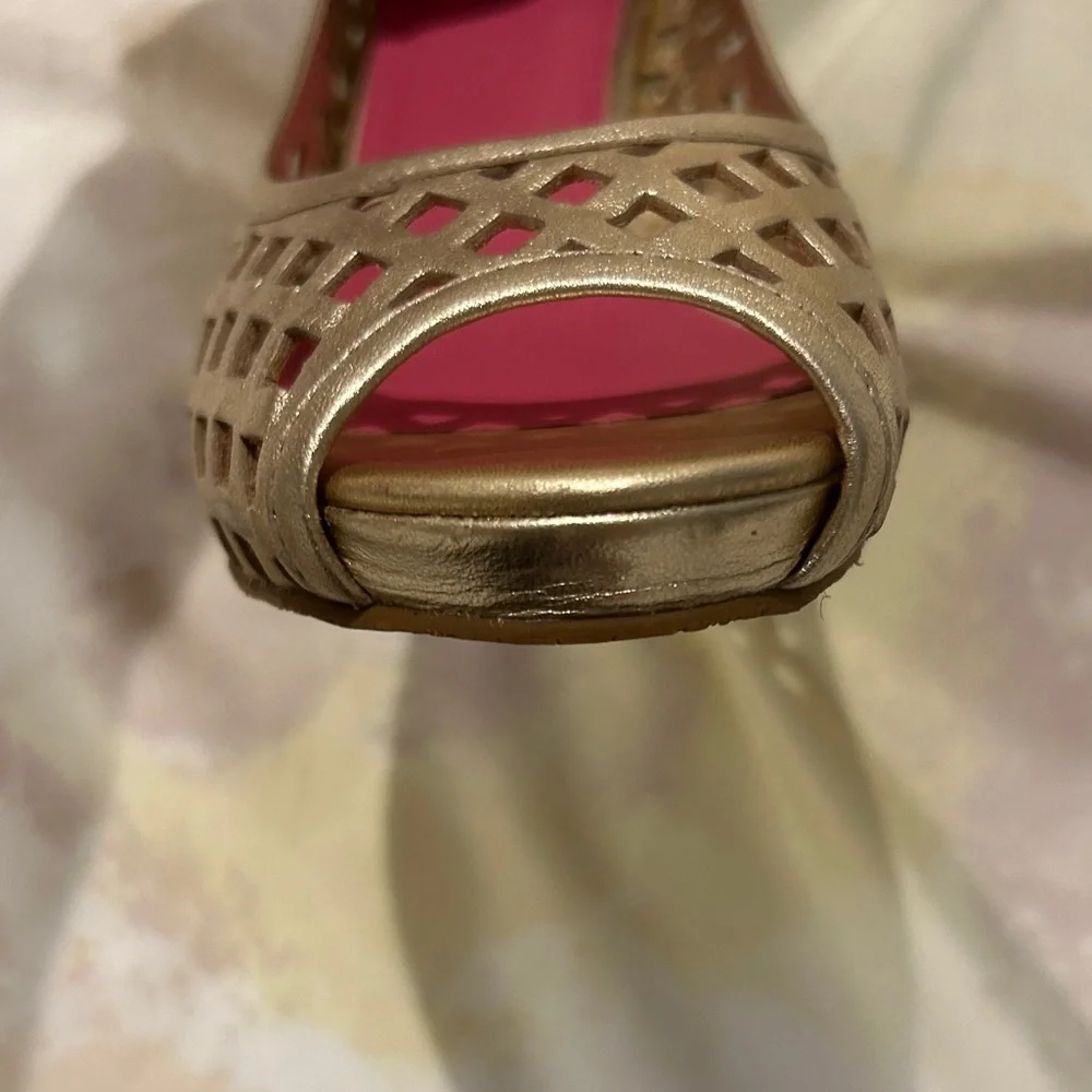 Lilly Pulitzer Gold Leather Resort Chic Basketweave Open Toe Wedge.FIRM PRICE - Picture 7 of 11